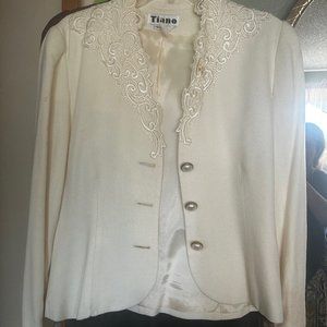 EUC Size 4 White Blazer Fits Medium
